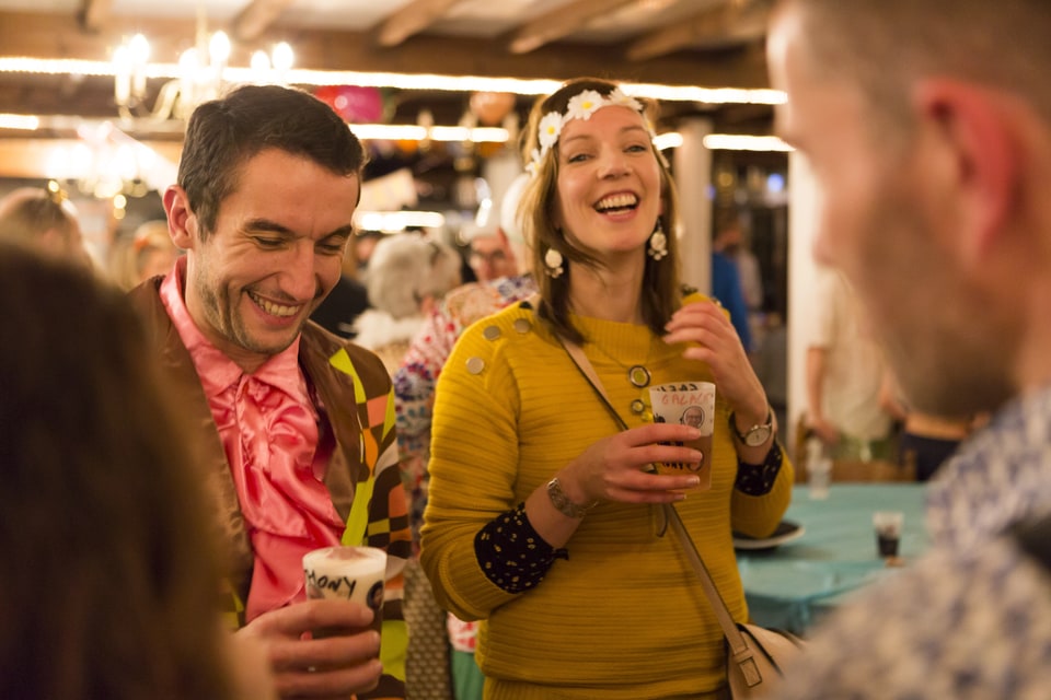 Invités tenant des gobelets Ecocup personnalisés pendant une fête