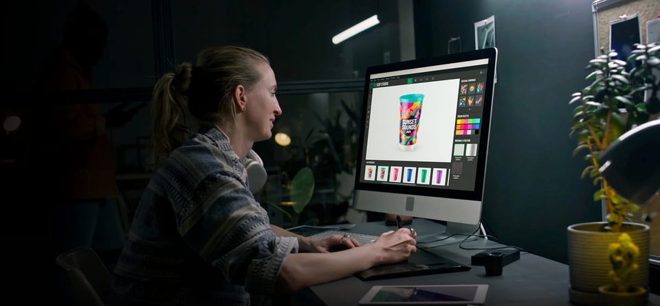 Graphiste Ecocup créant un gobelet personnalisé à l'atelier de Saint-Martin-du-Frêne